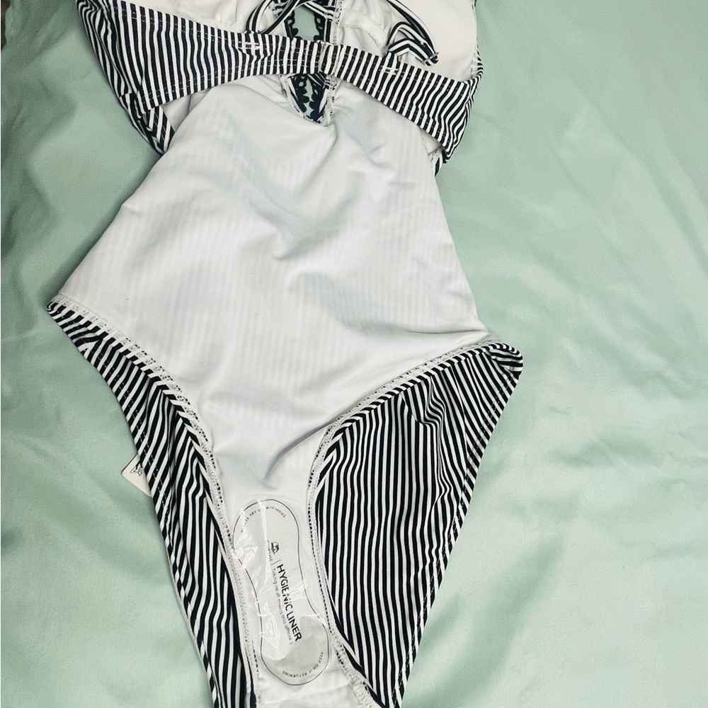 Cupshe Black and White Striped Swimsuit - Picture 7 of 8